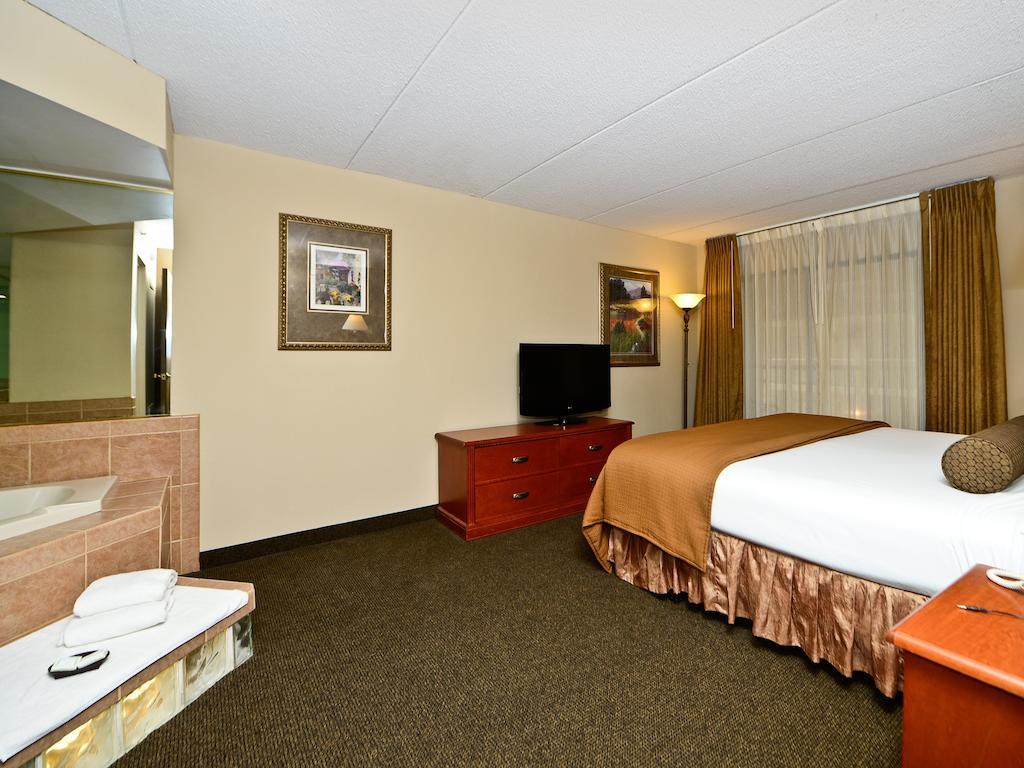 Ramada By Wyndham Plymouth Hotel & Conference Center Extérieur photo