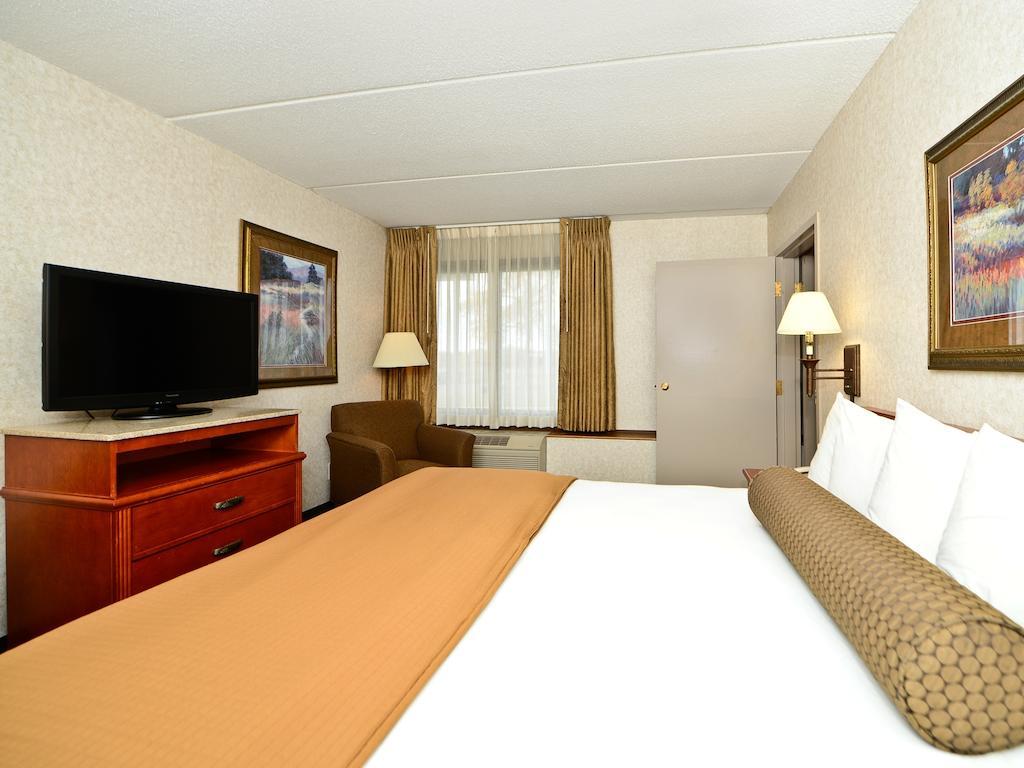 Ramada By Wyndham Plymouth Hotel & Conference Center Extérieur photo