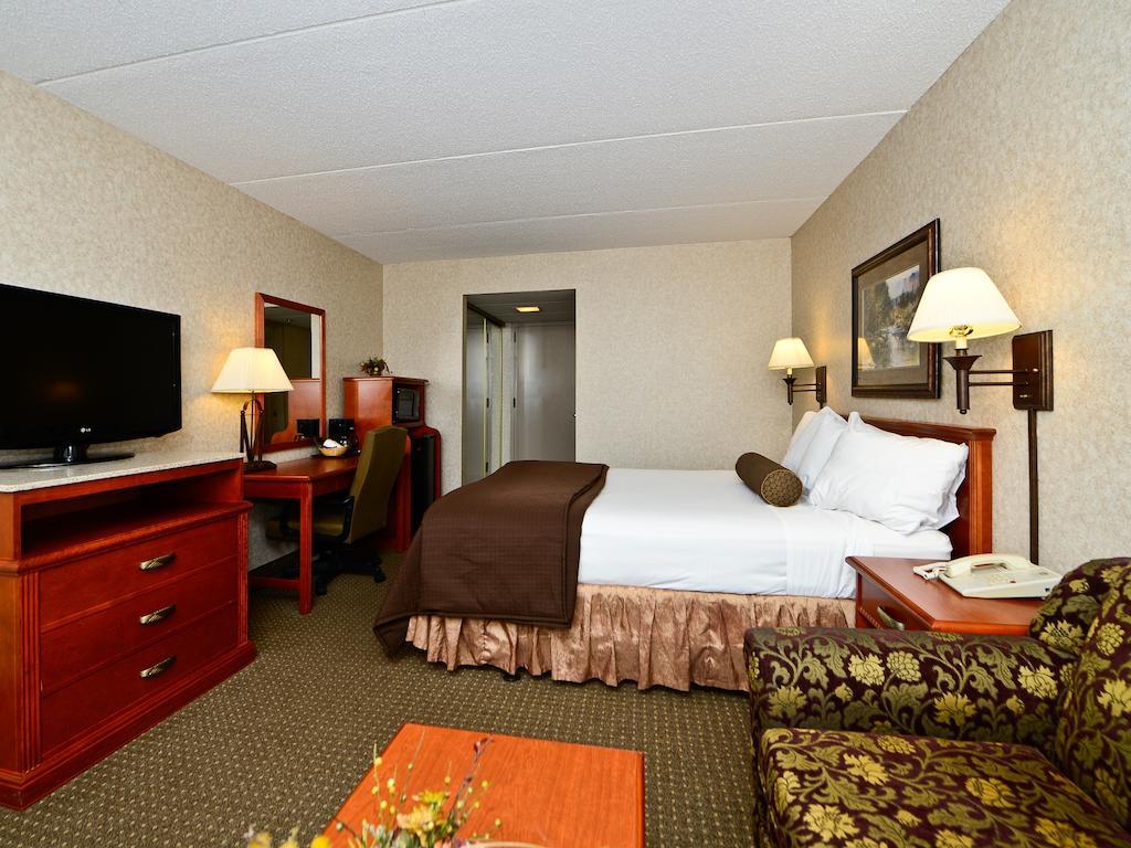 Ramada By Wyndham Plymouth Hotel & Conference Center Extérieur photo