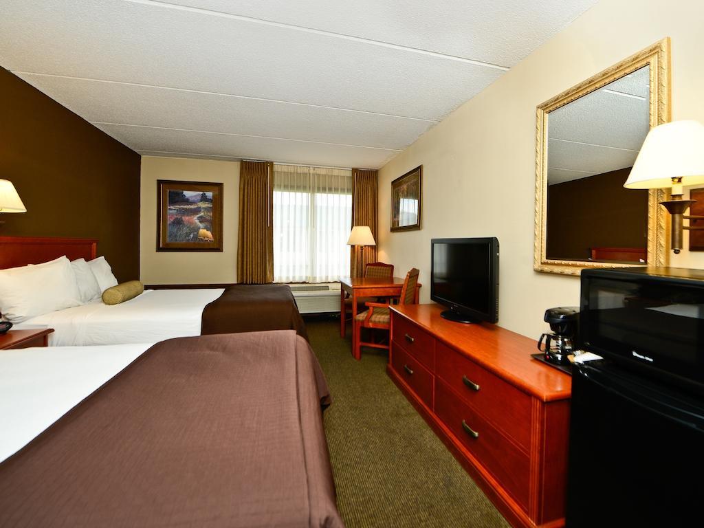 Ramada By Wyndham Plymouth Hotel & Conference Center Extérieur photo