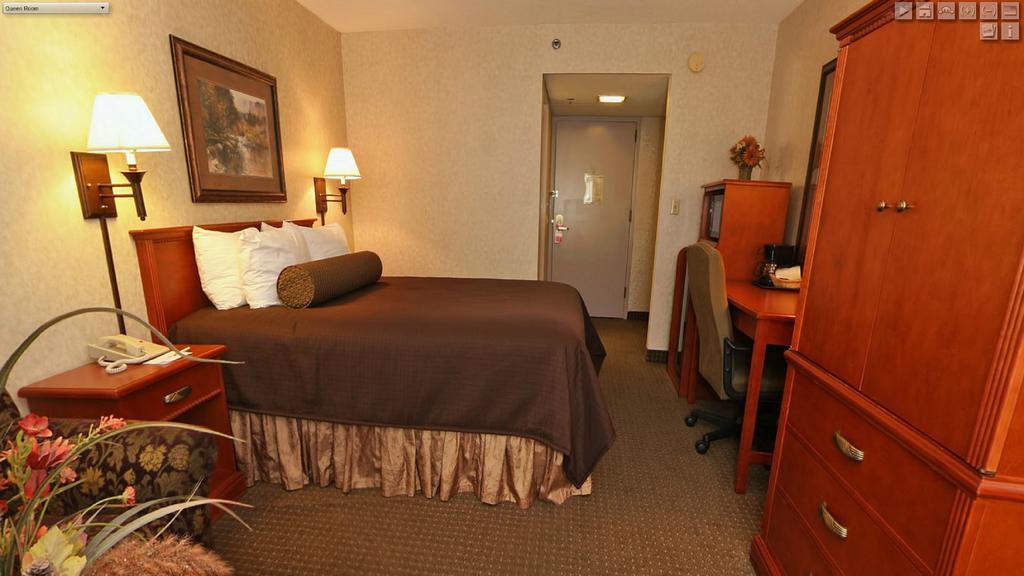 Ramada By Wyndham Plymouth Hotel & Conference Center Extérieur photo