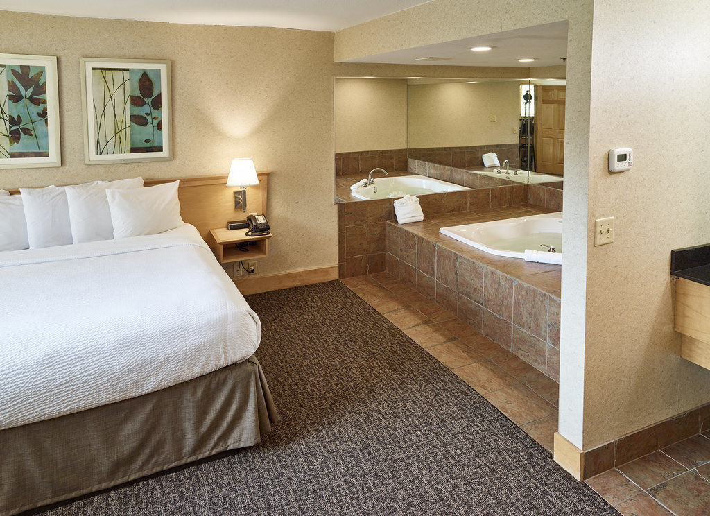 Ramada By Wyndham Plymouth Hotel & Conference Center Extérieur photo