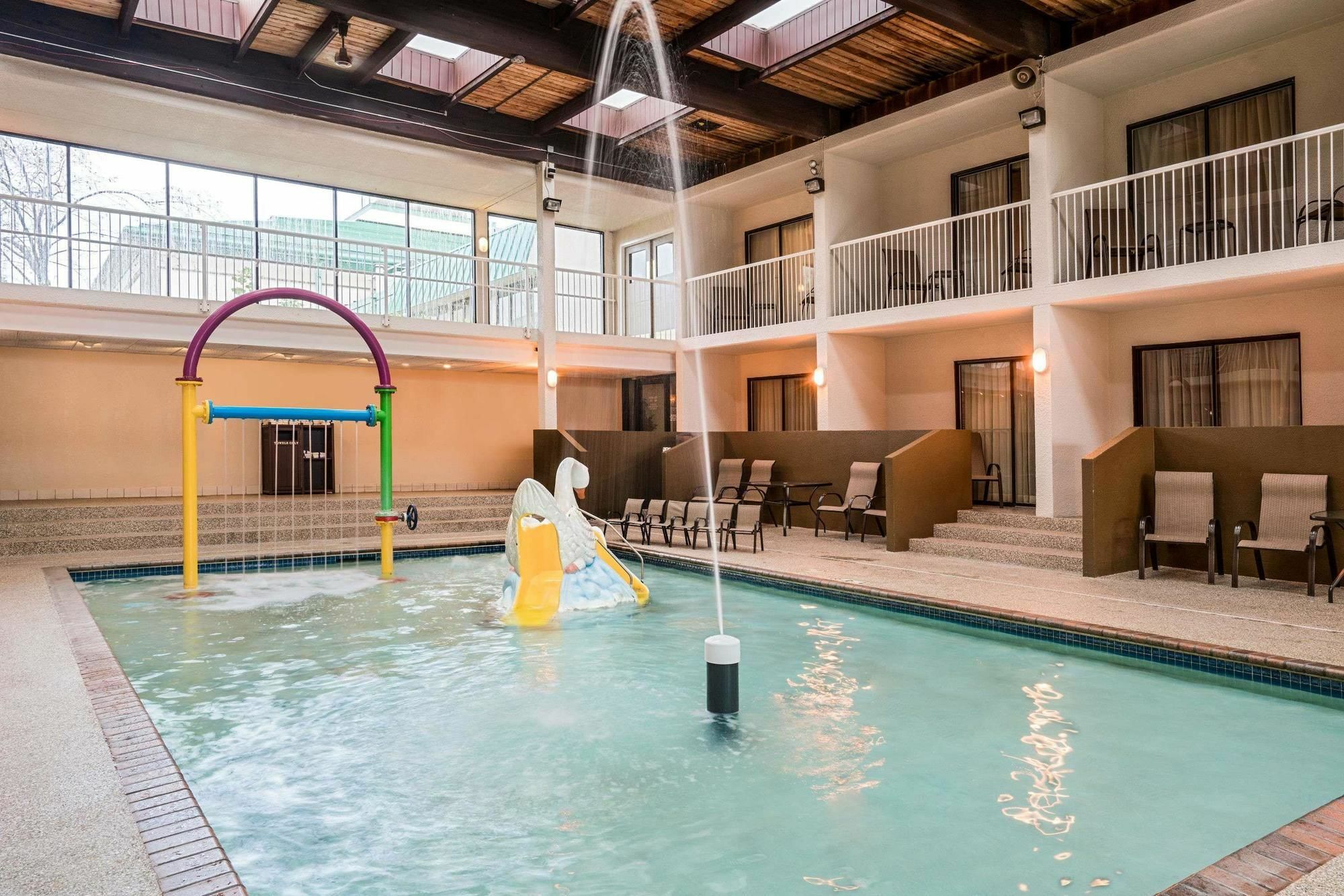 Ramada By Wyndham Plymouth Hotel & Conference Center Extérieur photo