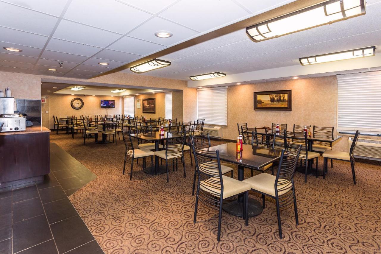 Ramada By Wyndham Plymouth Hotel & Conference Center Extérieur photo