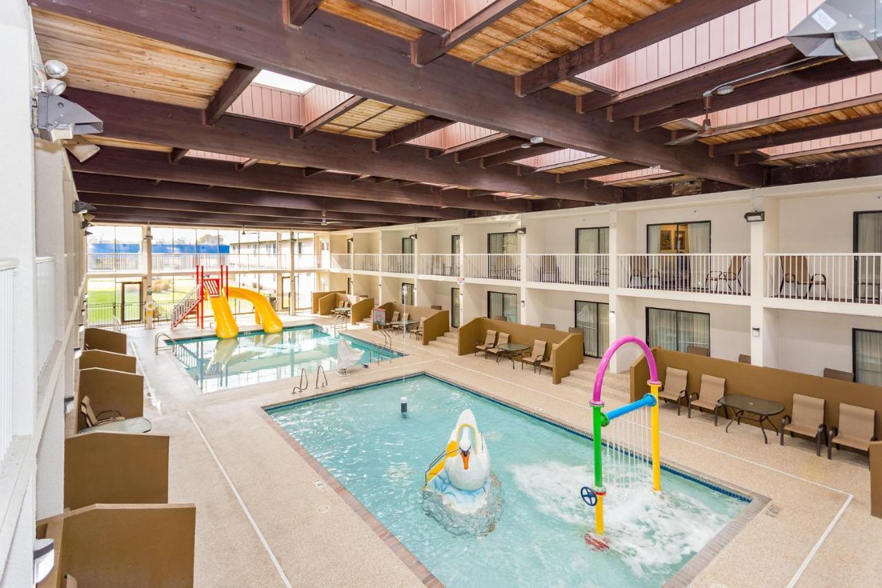 Ramada By Wyndham Plymouth Hotel & Conference Center Extérieur photo