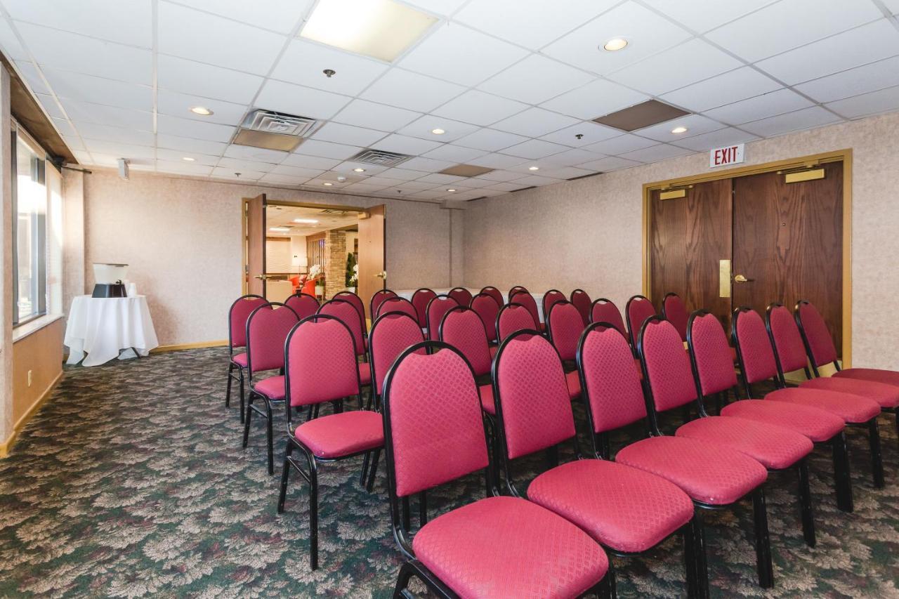 Ramada By Wyndham Plymouth Hotel & Conference Center Extérieur photo
