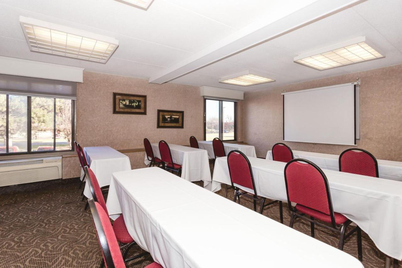 Ramada By Wyndham Plymouth Hotel & Conference Center Extérieur photo