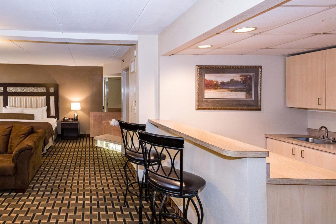 Ramada By Wyndham Plymouth Hotel & Conference Center Extérieur photo