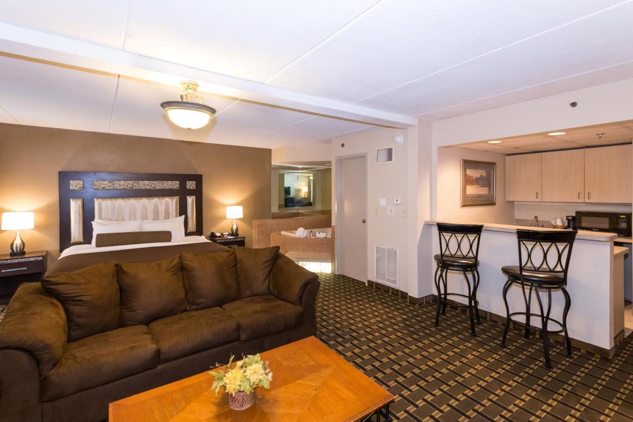 Ramada By Wyndham Plymouth Hotel & Conference Center Extérieur photo