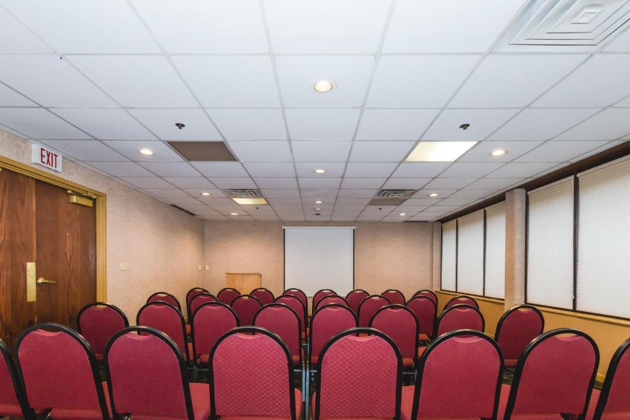 Ramada By Wyndham Plymouth Hotel & Conference Center Extérieur photo