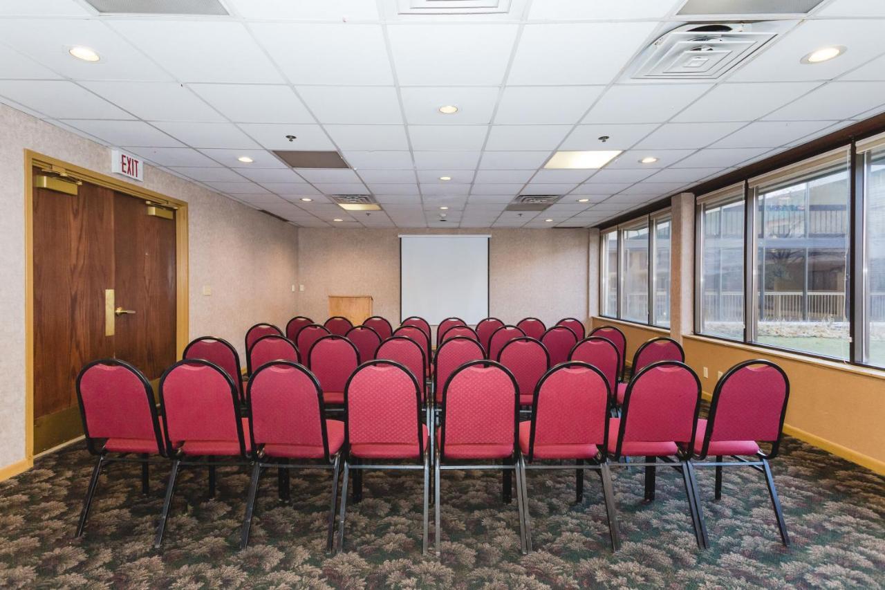 Ramada By Wyndham Plymouth Hotel & Conference Center Extérieur photo