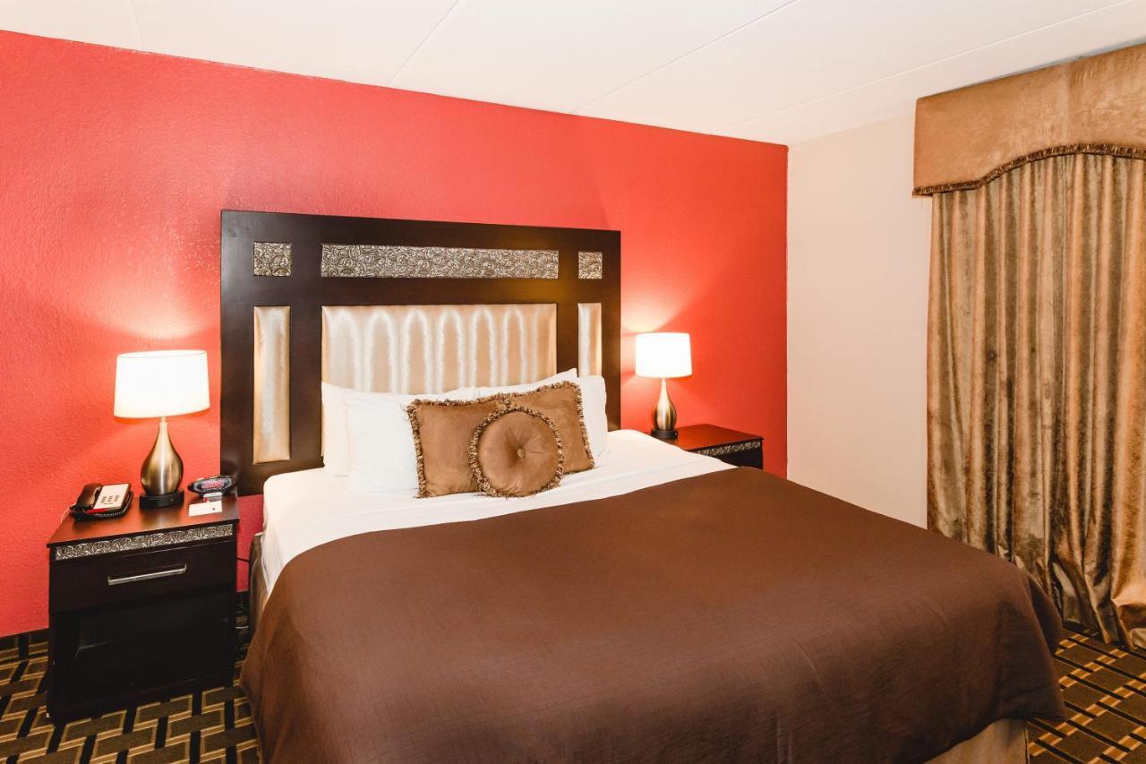Ramada By Wyndham Plymouth Hotel & Conference Center Extérieur photo
