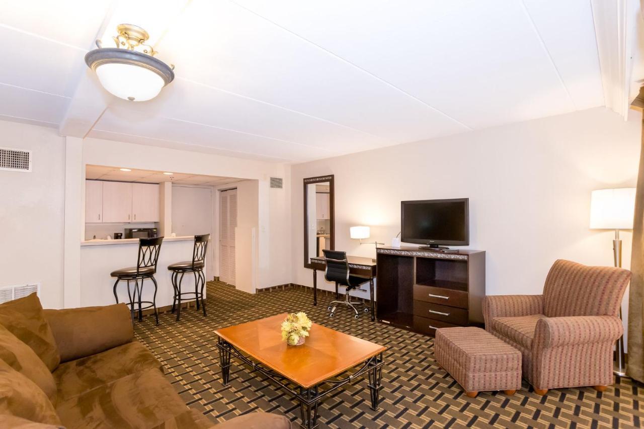 Ramada By Wyndham Plymouth Hotel & Conference Center Extérieur photo